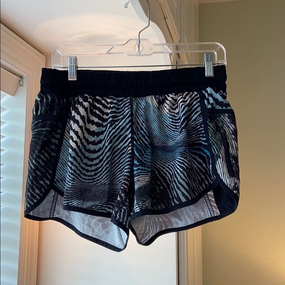 Lululemon Tracker Short III in Secret Society - Picture 2 of 7